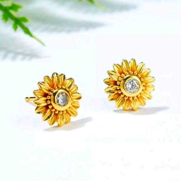 Daisy Studs🌟 - Picture 2 of 4